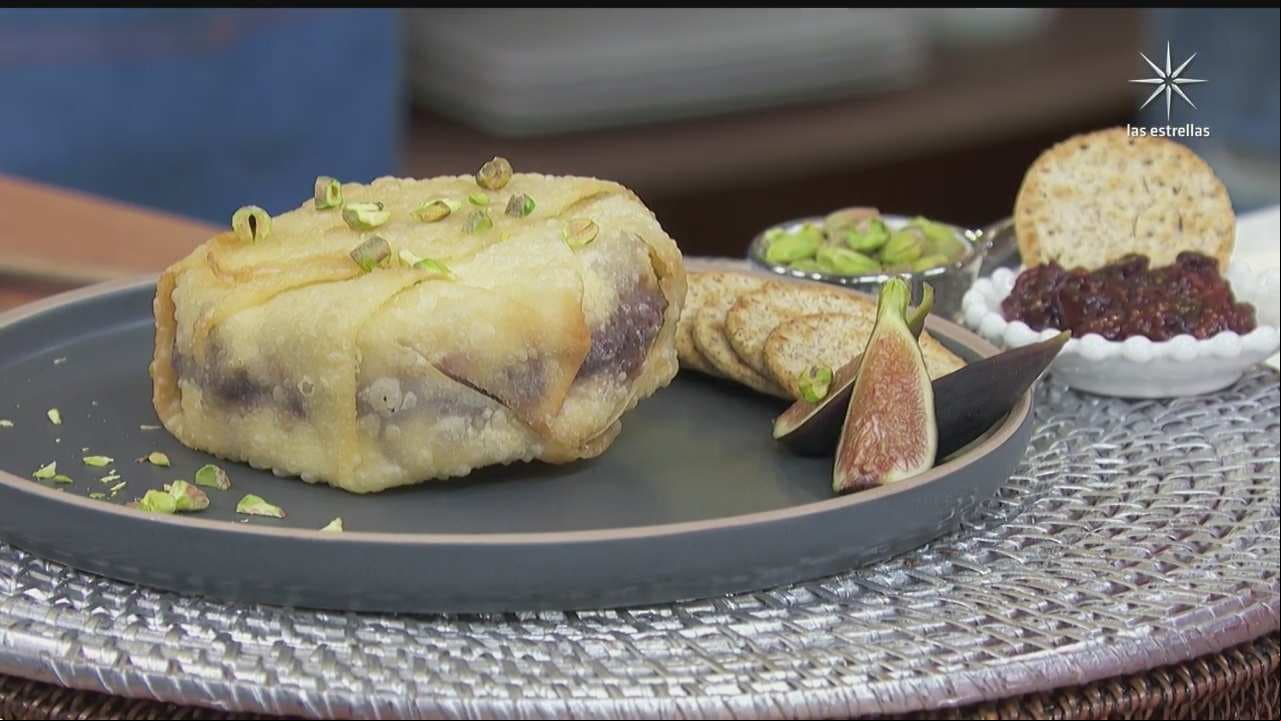 RECETA: Queso brie horneado con higos y pistache