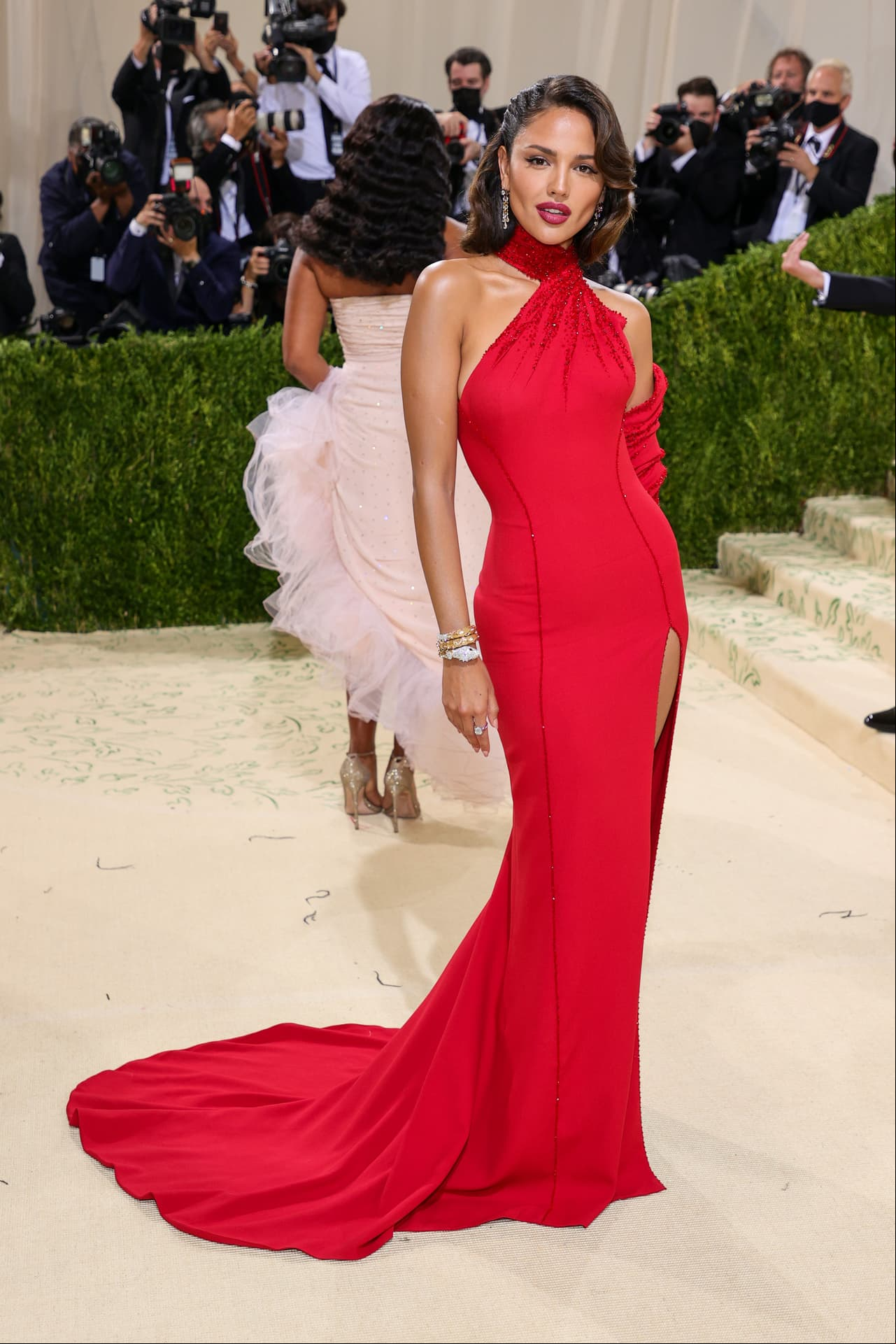 Eiza González regresó a la MET Gala en 2021 donde impactó al lucir un vestido ceñido al cuerpo con corte de sirena en color rojo. La actriz lució una pieza de Versace, el cual acompañó con joyería de la firma Bvulgari.