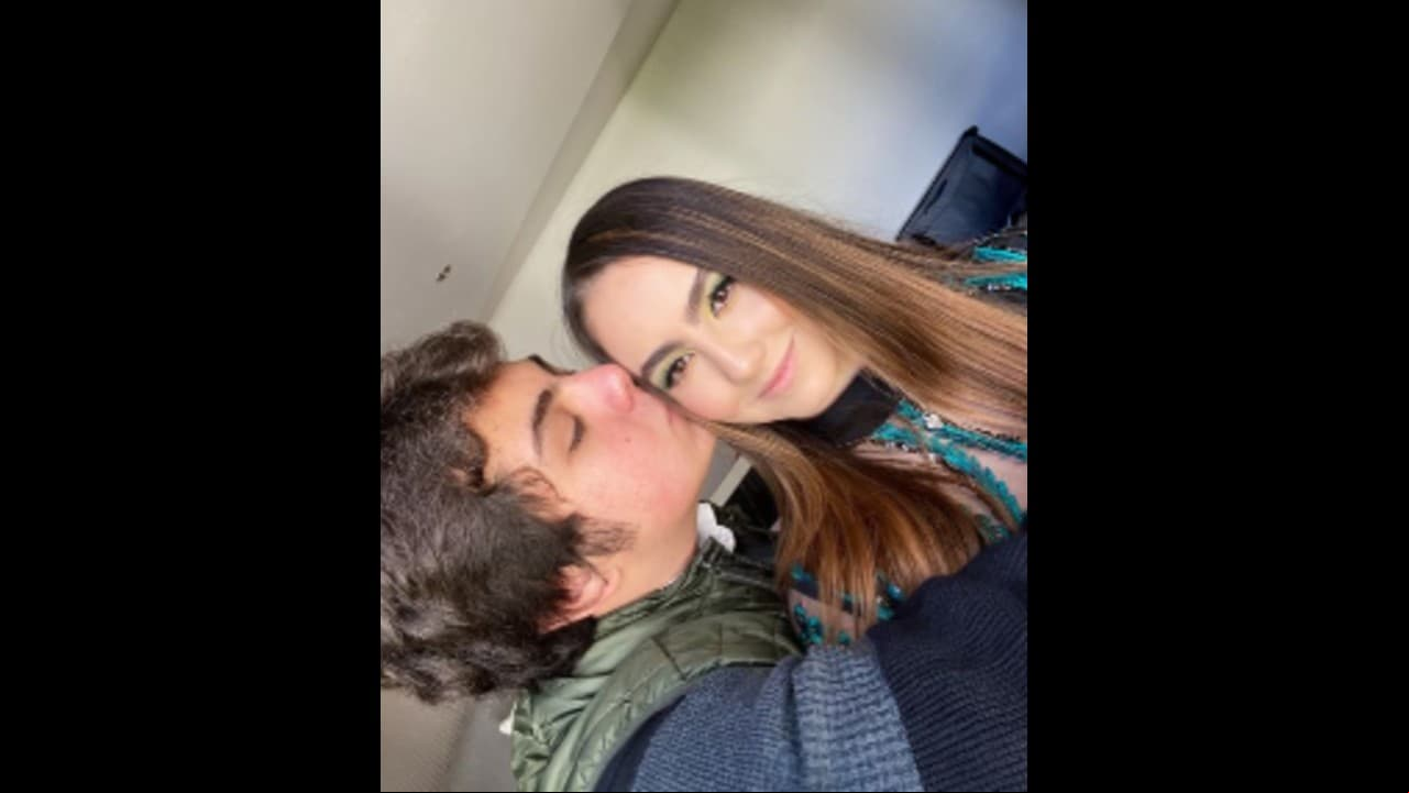 Una de las imágenes que más ha llamado la atención es en la que el hermano de José Eduardo Derbez aparece dándole un tierno beso.