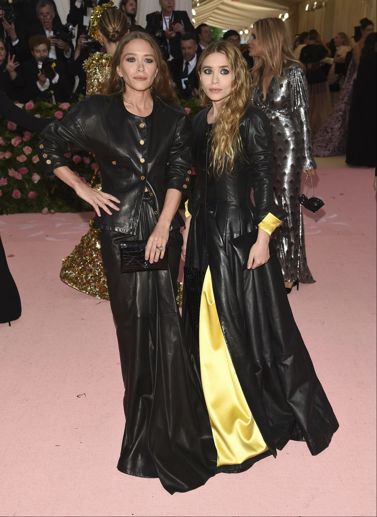 Mary Kate y Ashley Olsen tienden a usar looks que se complementan entre sí, eligiendo Chanel para esa noche especial.