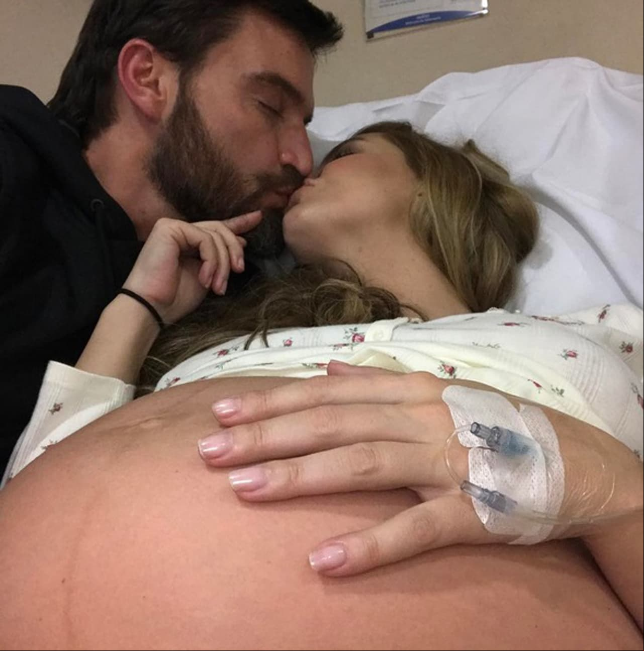 Incluso, en agosto de 2016 posaron juntos para la revista People En Español, donde, además de hablar de su relación, anunciaron que estaban esperando a su primer hijo. Mientras que dos meses después, el galán de las telenovelas le entregó el anillo de compromiso a la venezolana en un restaurante de Miami.