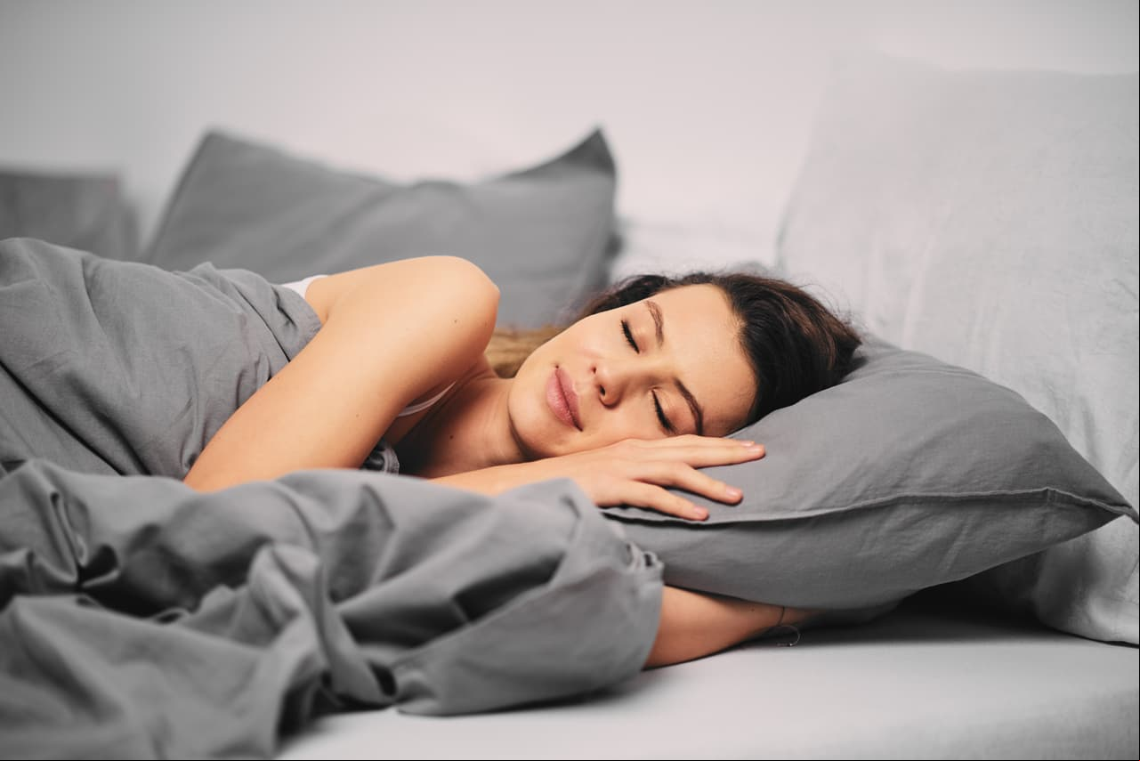 ¿Tienes cólicos? Dormir en esta posición te ayudará a disminuirlos
