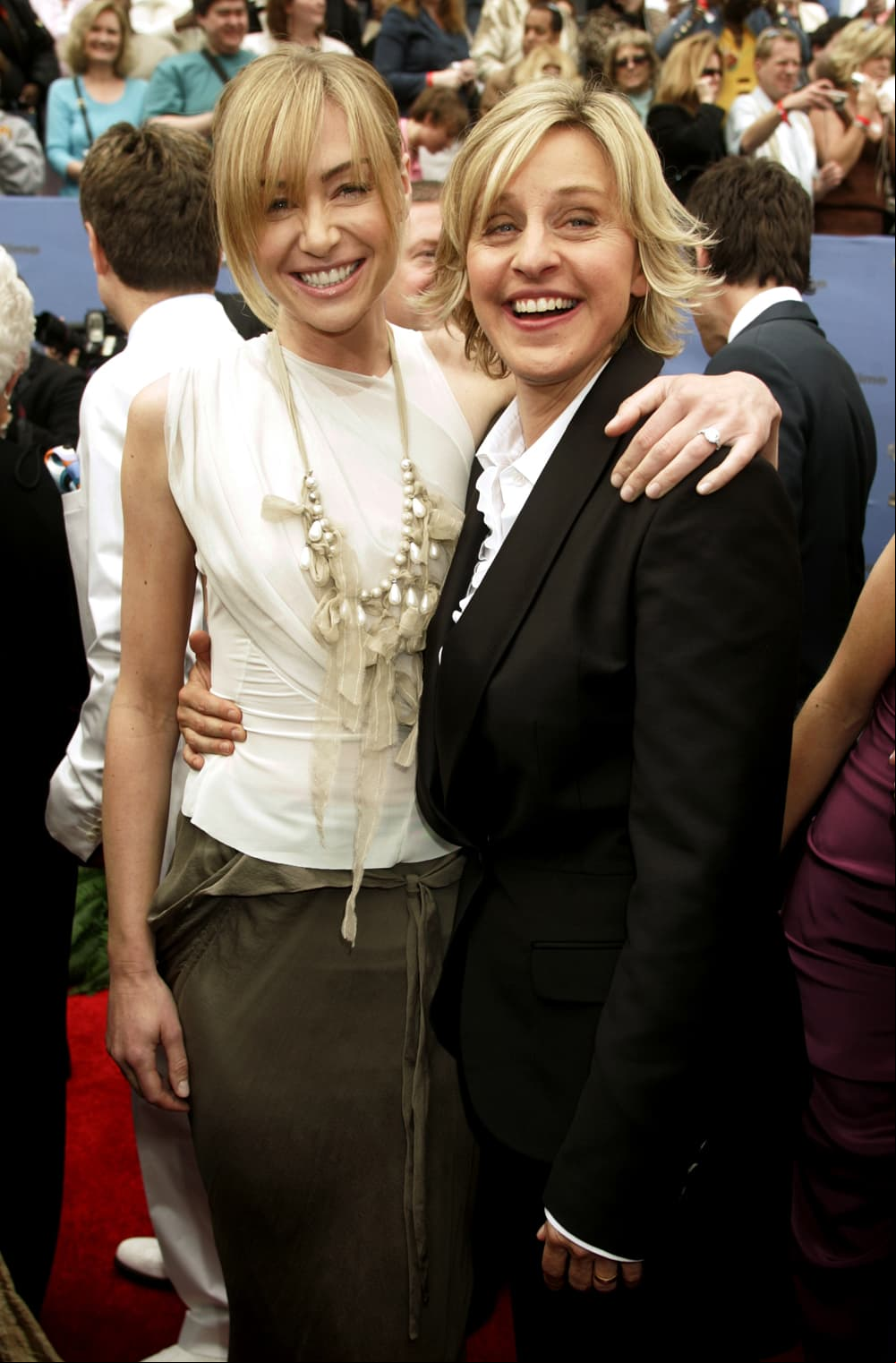 Ellen Degeneres conoció a Portia de Rossi cuando ella trabajaba en la serie ‘Ally McBeal’, pero fue hasta 2004 que comenzaron a salir después de que la actriz tomara la iniciativa y se acercara a platicar con la comediante en una sesión fotográfica. En mayo de 2008, Ellen reveló en su programa que se casaría con su novia tras entregarle un anillo de compromiso con un diamante de corte marqués, según reportó Hola USA.