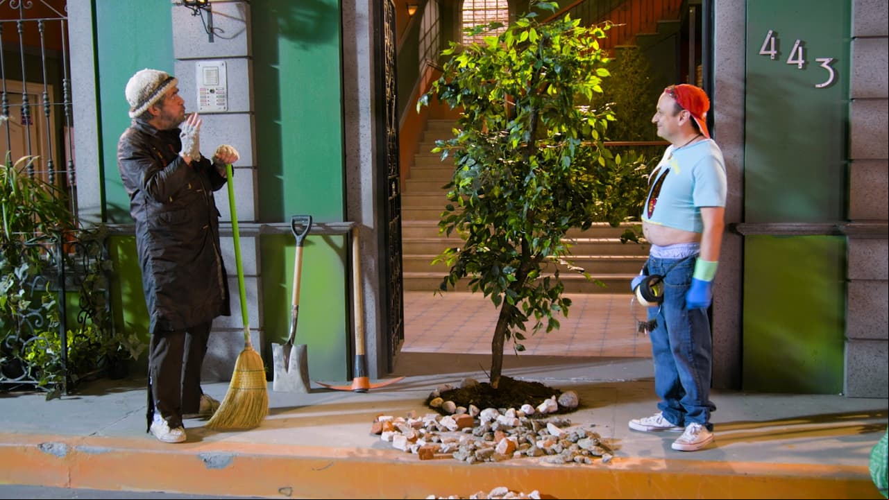 4. 'Germán' plantó un arbolito que le regaló la delegación en la entrada del edificio y ya no pudo moverlo de ahí.