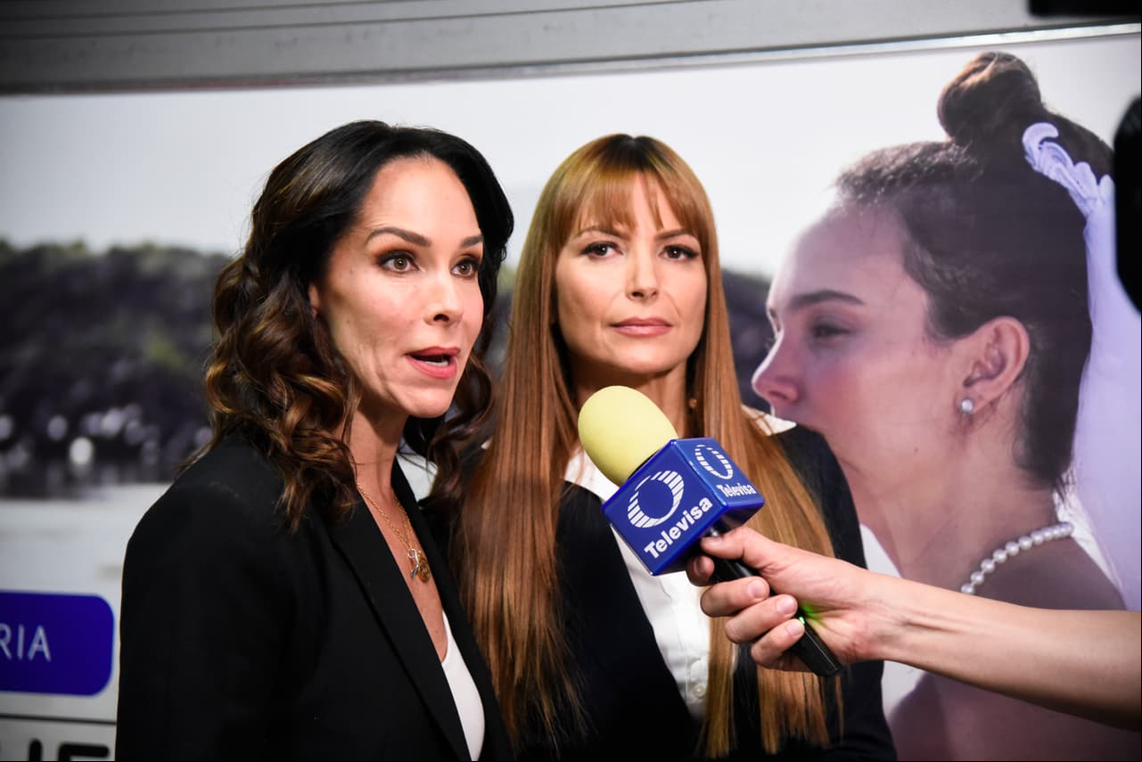 Sharis Cid y Martha Julia en entrevista para Televisa Espectáculos.