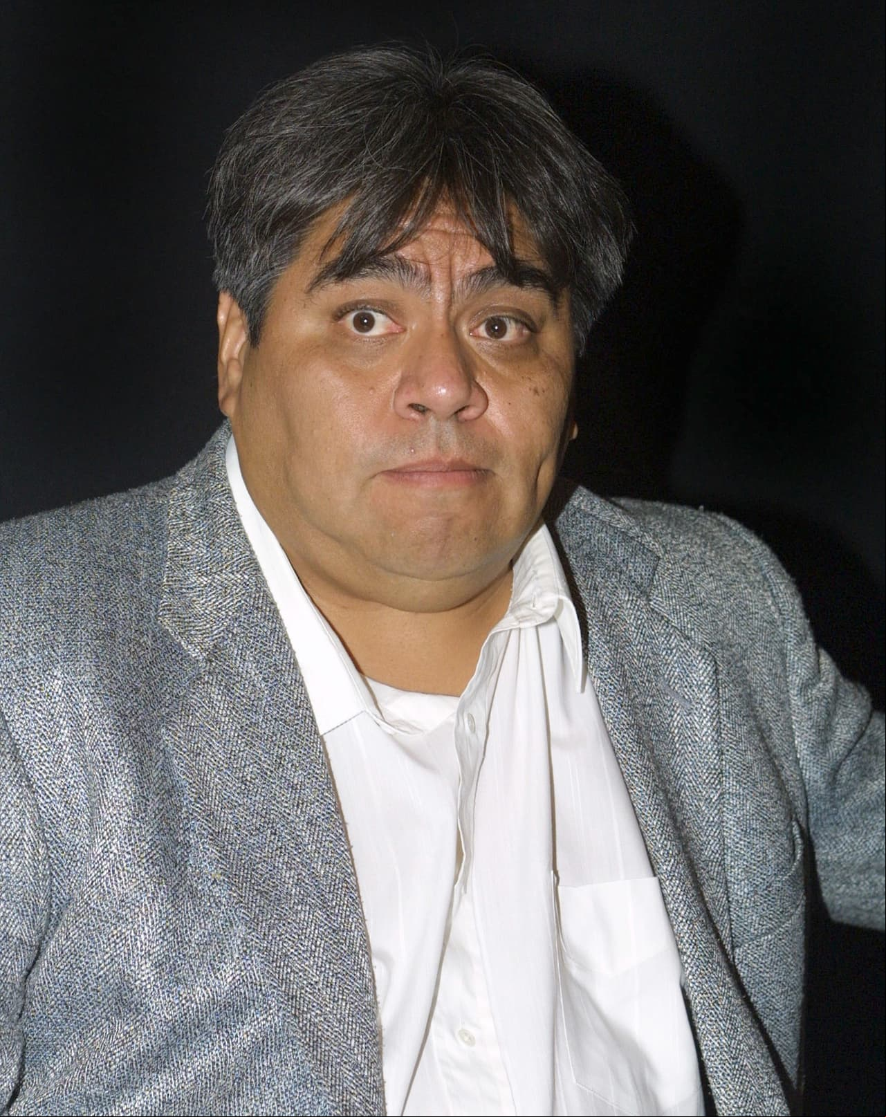 En el papel del noble 'Carmelo', Miguel Galván participó en 'Destilando Amor' en 2007, siendo esta su última telenovela. Galván destacó como actor cómico al formar parte de 'La hora pico', programa que lo lanzó al estrellato, junto a Consuelo Duval y Adrián Uribe. El 14 de abril de 2008 el actor perdió la vida a causa de complicaciones cardiacas.