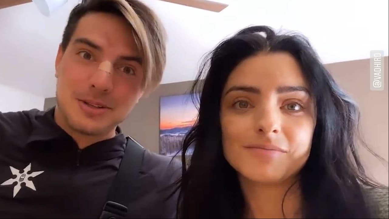 Aislinn Derbez confiesa que le enseñó los glúteos a Vadhir Derbez y así reacciona el actor: “Hay confianza, pero…”