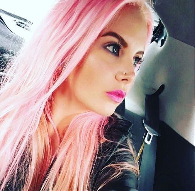 Sin embargo, en 2012, tras el final de 'Miss XV', decidió alejarse de la actuación para concentrarse en su faceta como cantante.