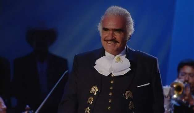 Vicente Fernández celebró su cumpleaños con serenata de sus nietas