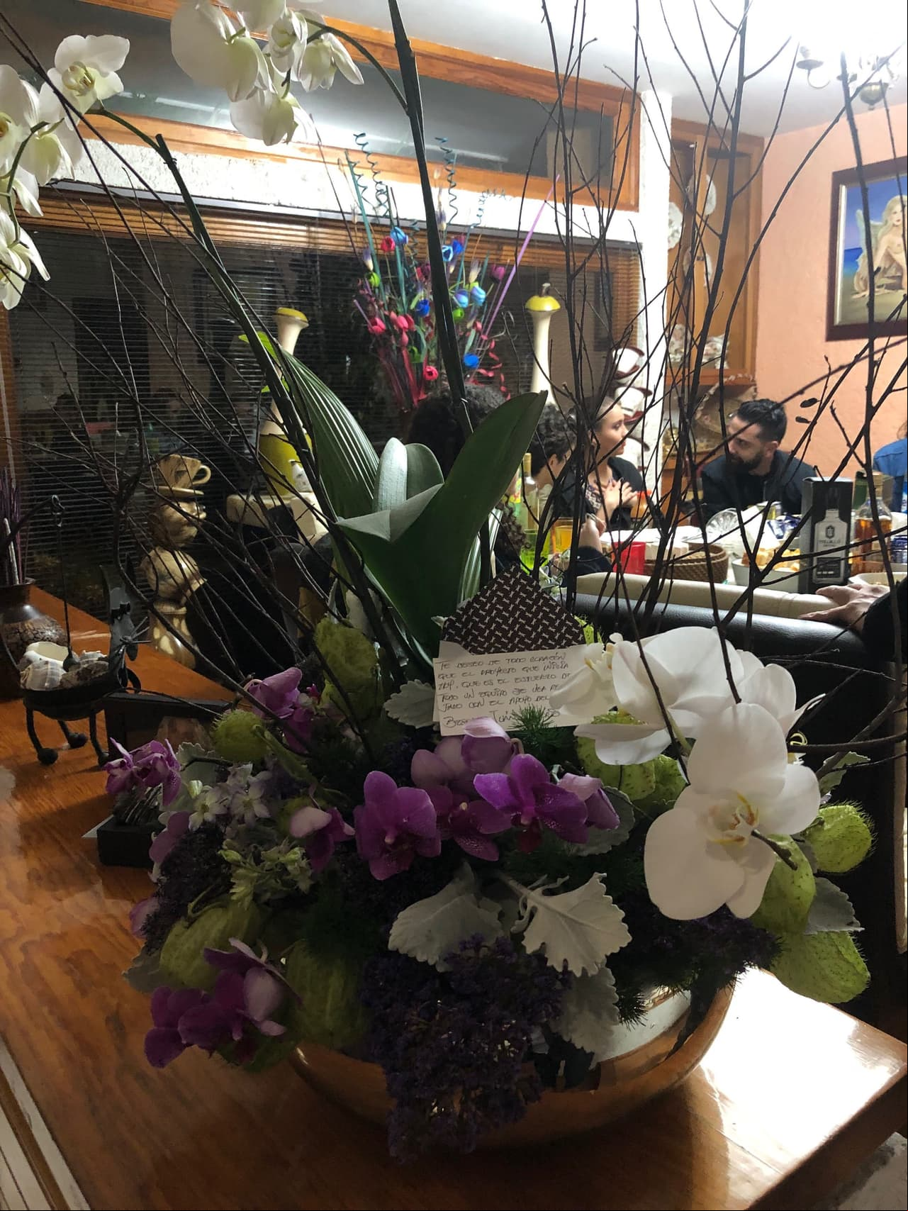 Además, recibió flores de Juan Osorio, su ex pareja, deseándole lo mejor para este nuevo proyecto.