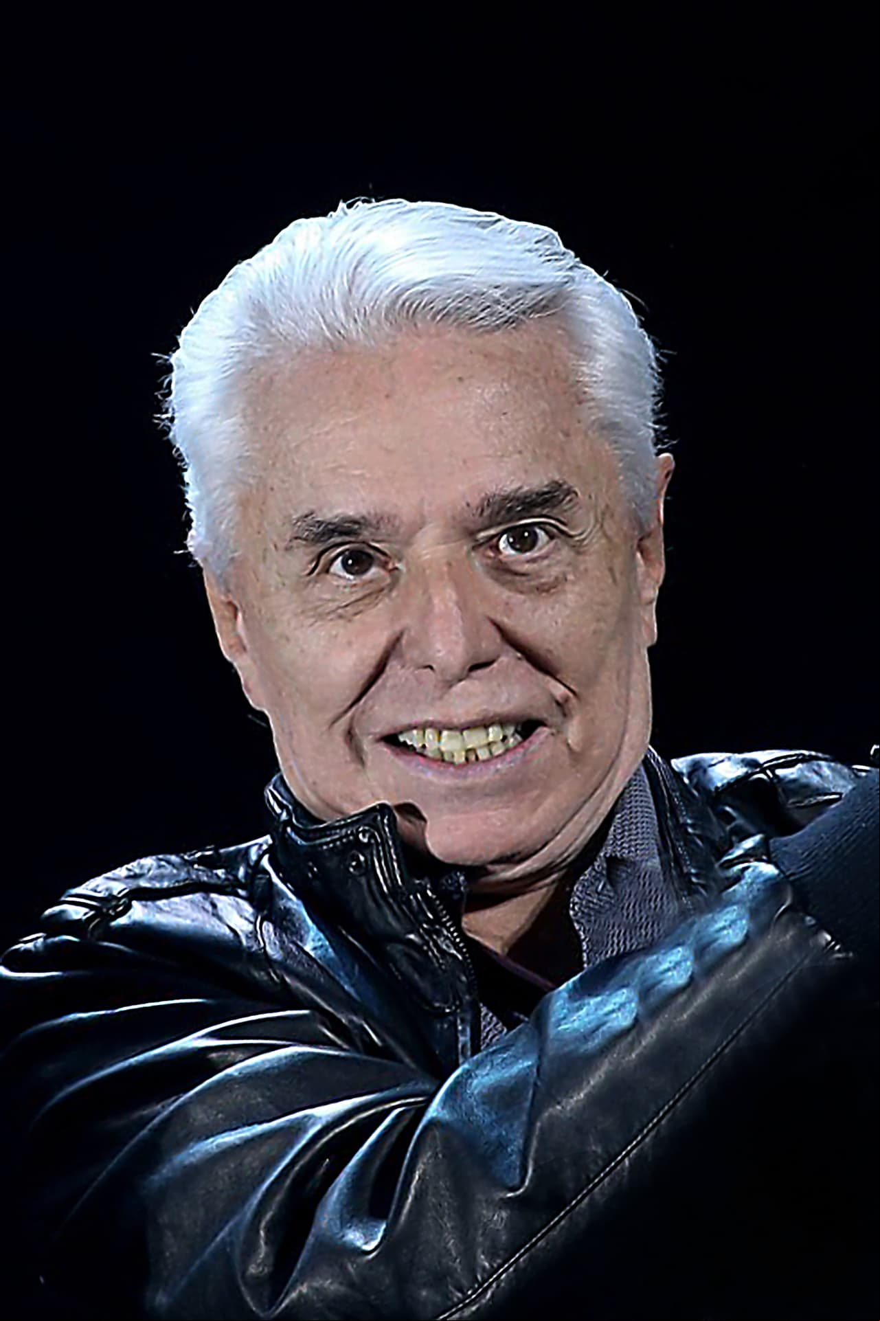 En febrero de 2020 fue tachado de racista cuando durante su participación en  Al Aire señaló que los afrodescendientes son “buena onda como esclavos” y detalló que Jhonny Laboriel se convirtió en su amigo “al final, (de su carrera) cuando vimos que traía una representante blanca”.