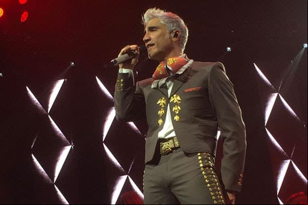 Tras críticas, Alejandro Fernández evita cantar Mátalas: "no aceptamos la violencia"