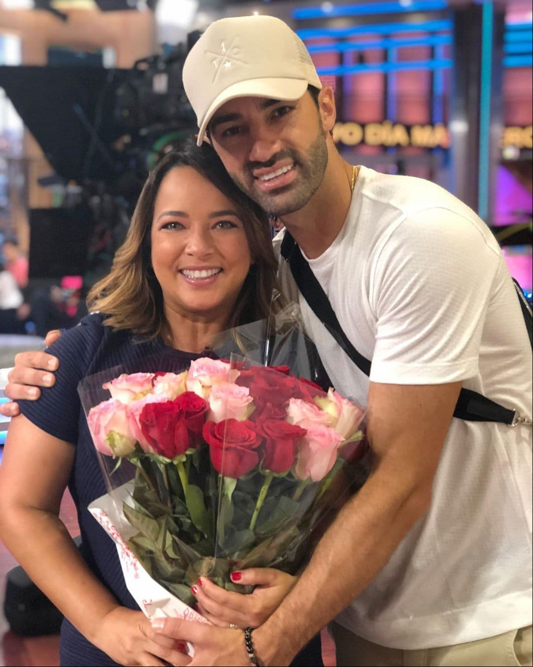 “Hoy celebramos 8 años juntos llenos de momentos maravillosos y repletos de complicidad. Todo lo que hemos vivido nos ha unido más. El amor y el deseo de estar juntos han logrado que superemos los momentos difíciles. Que sigamos celebrando toda la vida juntos, creando memorias, sonriendo, apoyándonos, bailando y caminando juntos de la mano. Te amo”, expresó la conductora.