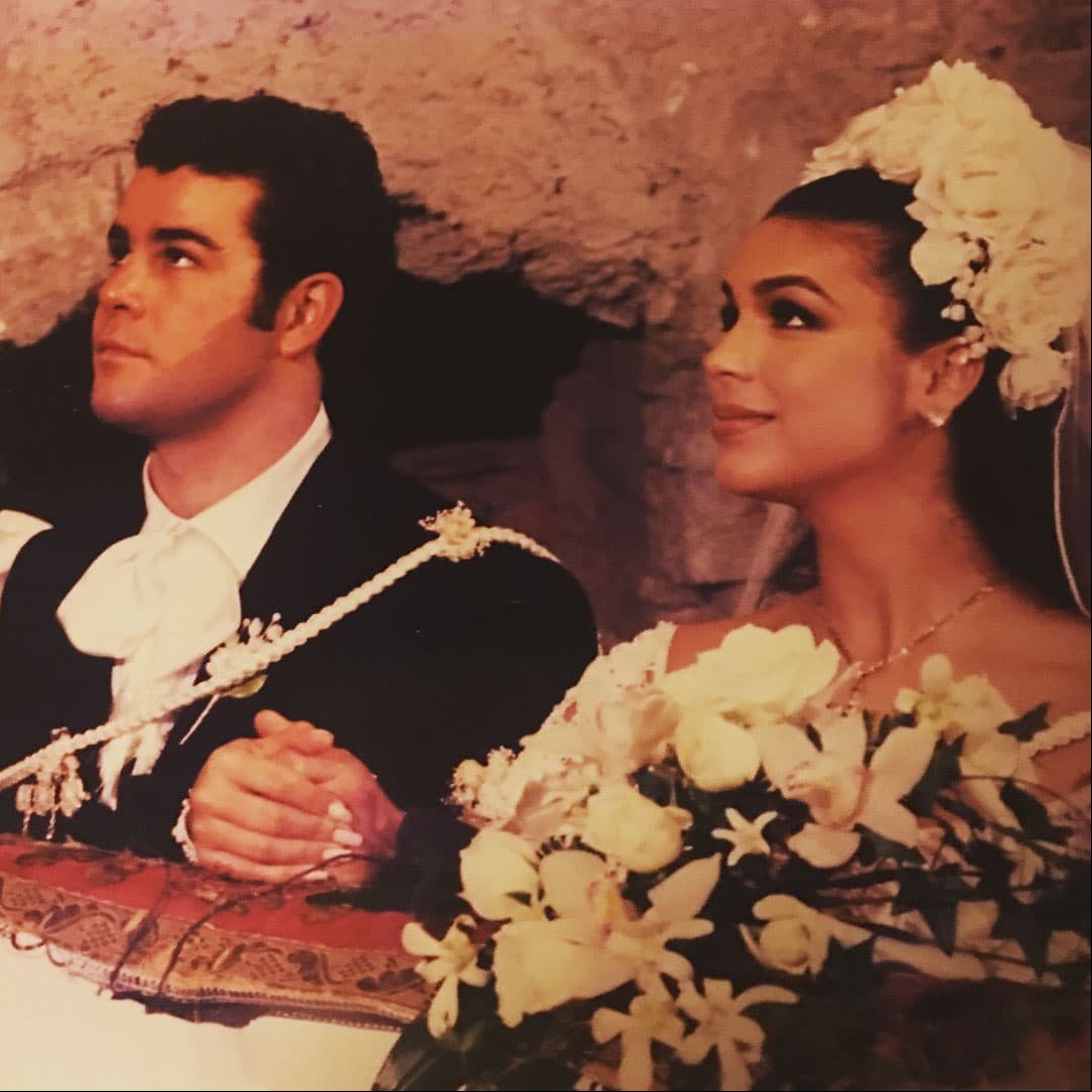 El 5 de julio de 1994 se casaron Bibi Gaytán y Eduardo Capetillo, quienes hasta la fecha presumen el gran amor que se tienen a través de las redes sociales, además de compartir imágenes con alguno de sus cinco hijos.