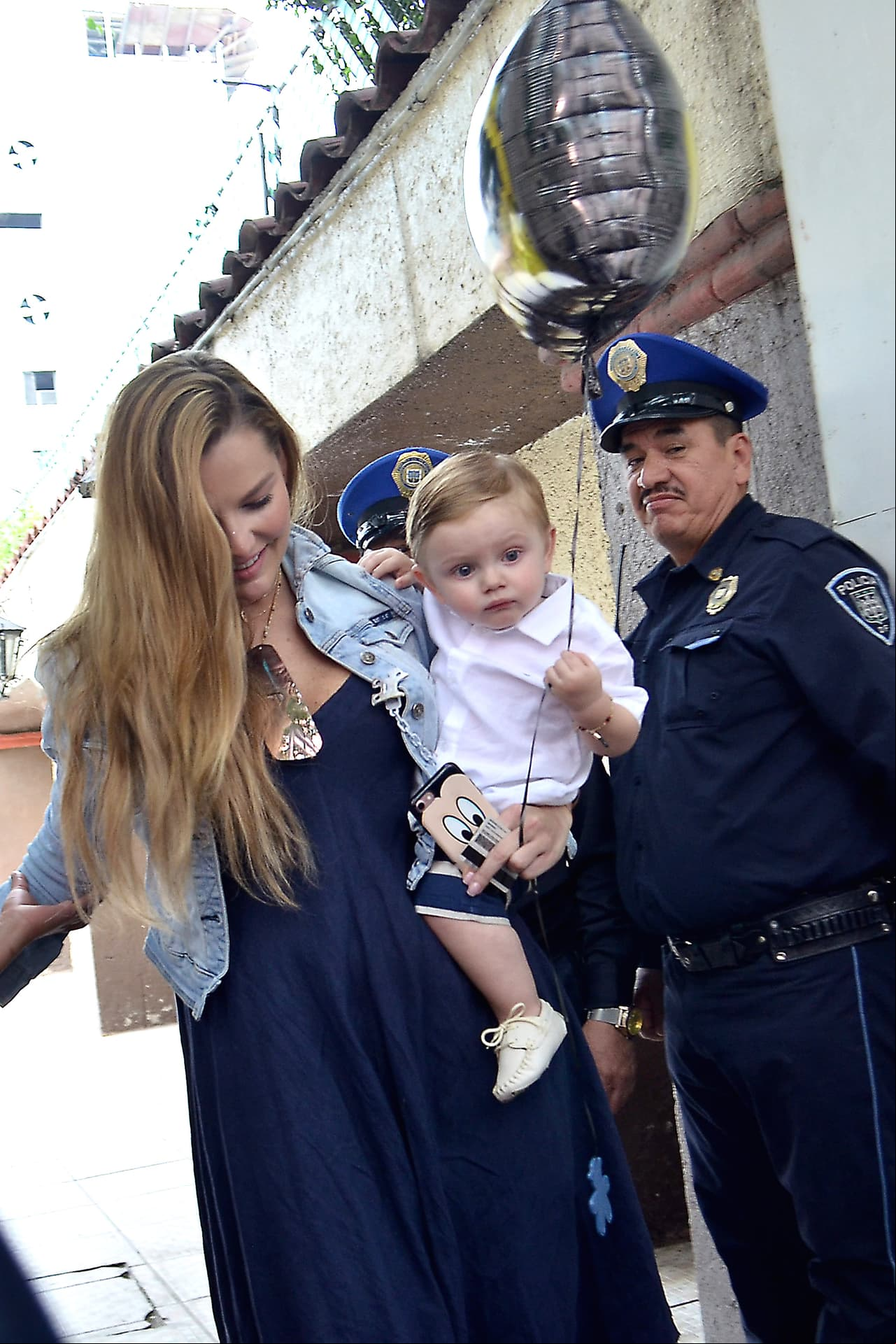 Mientras Marjorie de Sousa obtenía el pasaporte de su hijo, quien ahora podrá salir del país por primera vez tras el pleito legal que enfrentaron sus padres por casi tres años, Julián Gil gritó su amor por Valeria Marín en redes sociales.