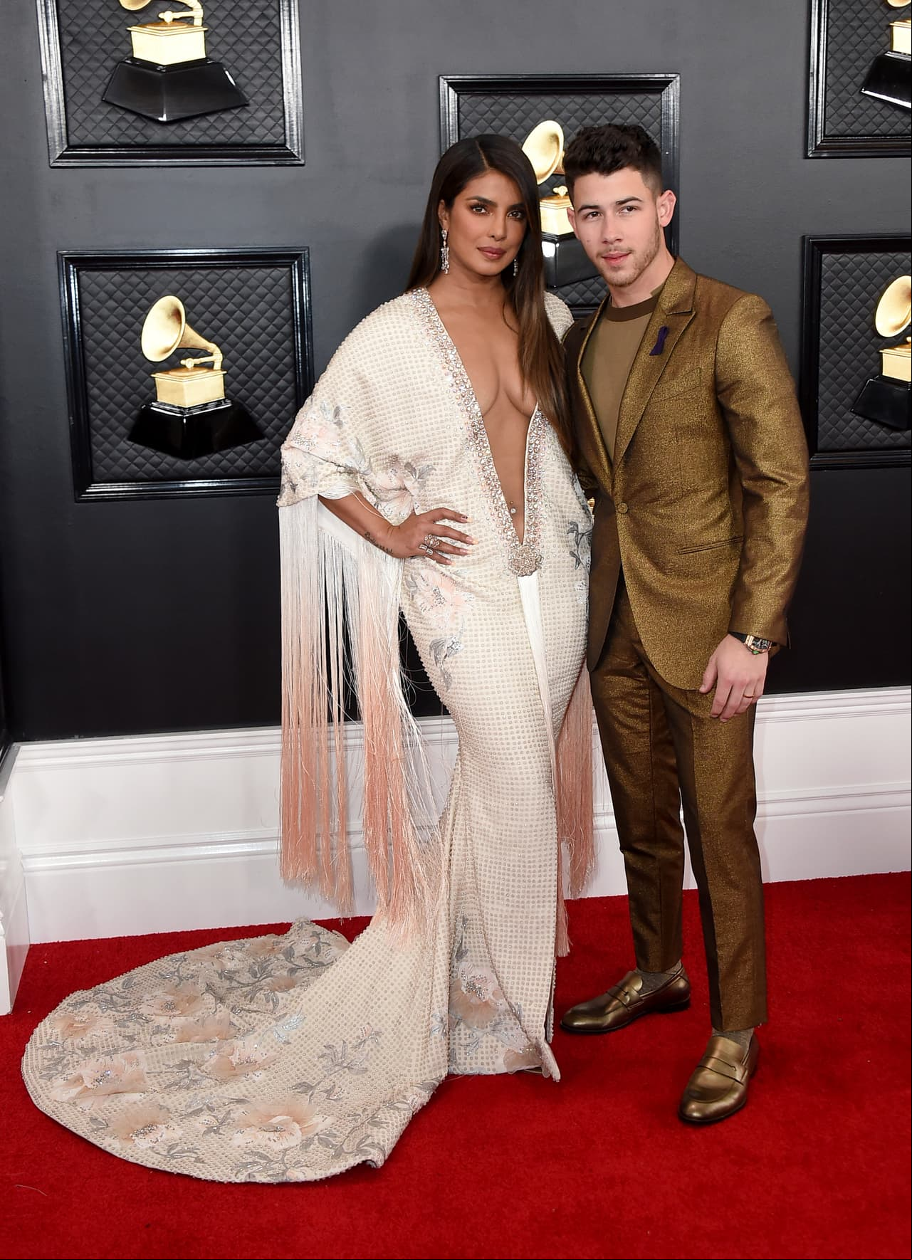Priyanka Chopra, quien llegó de la mano de Nick Jonas, deslumbró con su atuendo color blanco con diseños de flores. El vestido, de escote profundo, corresponde a la firma de Ralph & Russo.