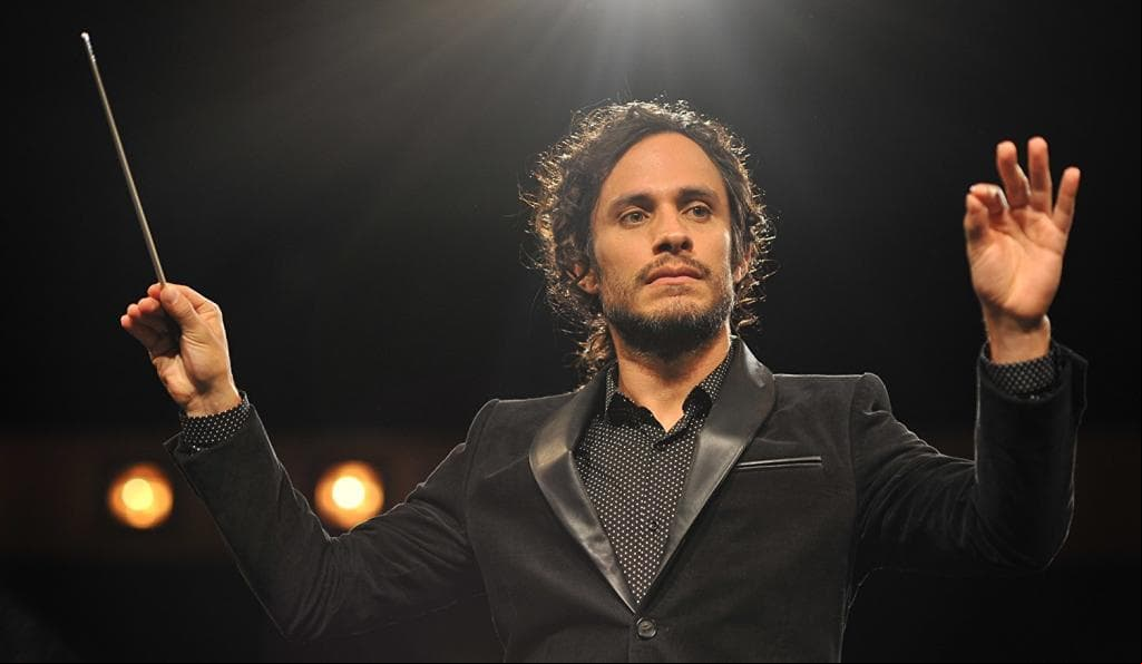 Gael García interpreta a un excéntrico director de orquesta en 'Mozar in the Jungle'