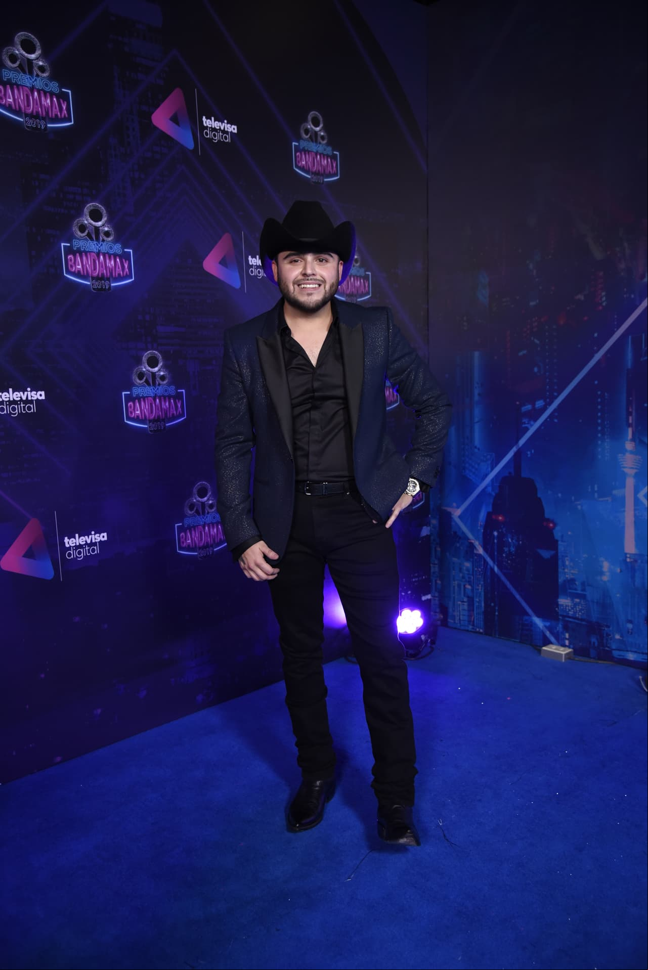 Gerardo Ortiz compartió su emoción de presentarse en los Premios Bandamax 2019 y dijo que él fue quien eligió su vestuario.