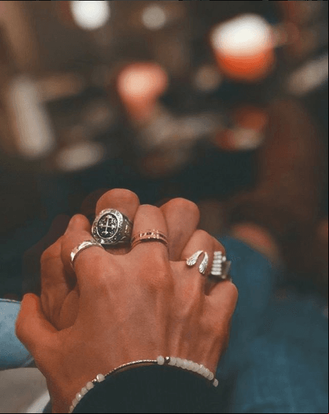 En dicha publicación, Ron compartió la imagen de dos manos entrelazadas bajo el título: "Feliz 14 de febrero". De inmediato, los seguidores del actor se cuestionaron si la mano en cuestión pertenecía a Díaz, pues tiene un anillo idéntico al que aparece en la foto.