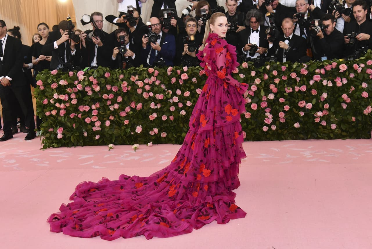 La actriz Rachel Brosnahan lleva un vestido Erdem con seda fucsia.