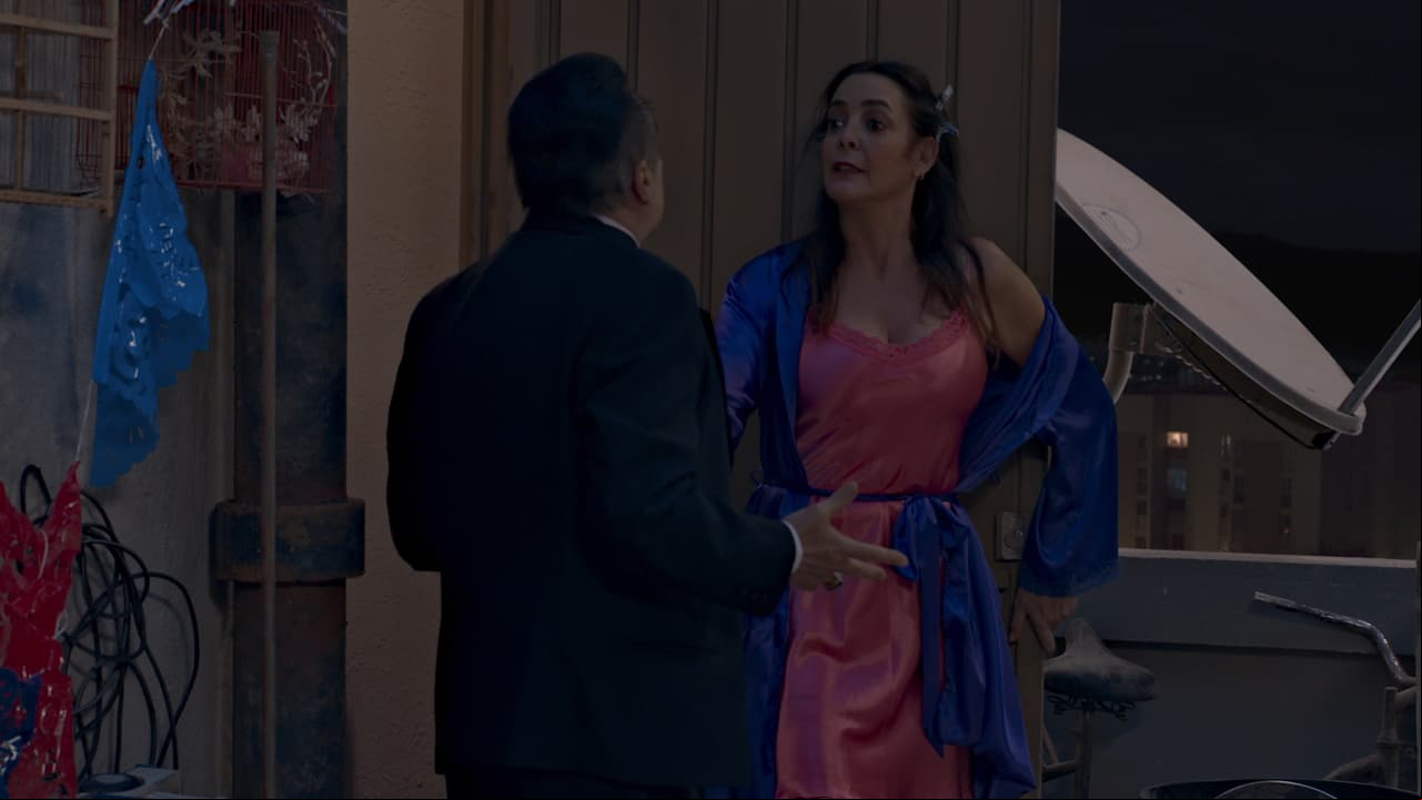 Carlos y Licha tienen una cita romántica y ella aparece vistiendo una bata y un camisón de satín.