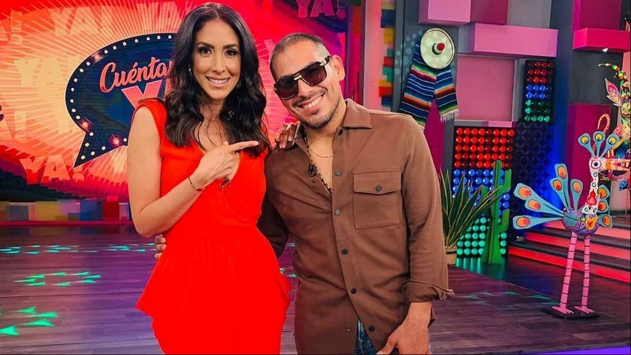 Cynthia Urías ayuda a Espinoza Paz a recuperar su micrófono bajo la ropa en pleno programa al aire