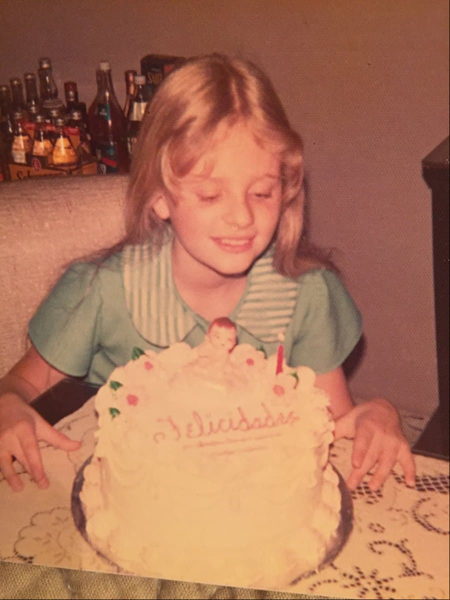 Fue a inicios de los años 70 que por primera vez ella junto a su hermana asistieron a un casting para un programa de niños. La pequeña Erika comenzó apareciendo en ‘Cinelandia’, ‘Festivaleando’ y ‘La hora de la merienda con Teresita’.