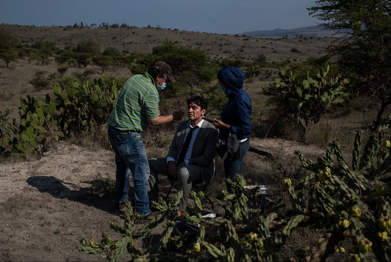 El actor recibe los últimos retoques de maquillaje y peinado para grabar su escena.