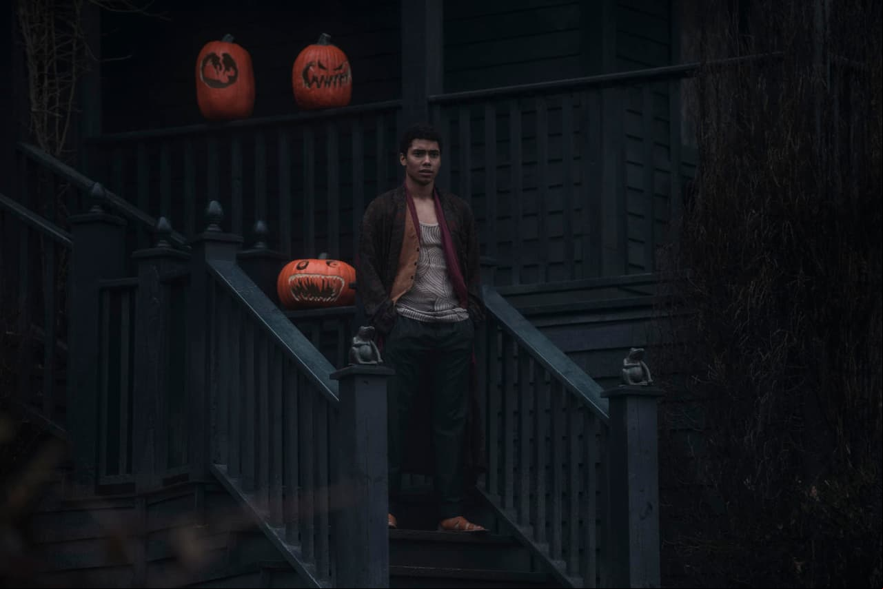 "Ambrose Spellman" (Chance Perdomo) es el primo hechicero de Sabrina que viene de Inglaterra. Al ser puesto bajo arresto domiciliario por el Comité de Brujas, Ambrose tiene prohibido abandonar la funeraria en donde vive con las Spellman.