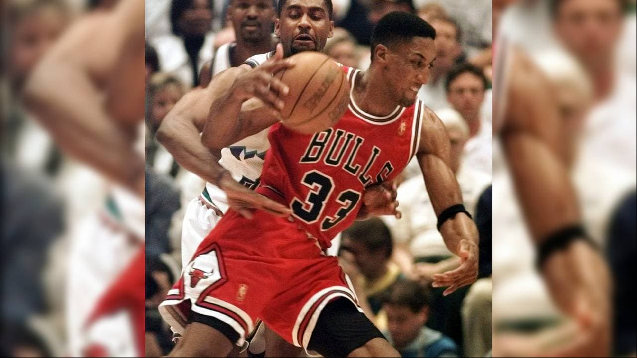 2. Scottie Pippen | Sin él, Jordan difícilmente habría legado a la cima. Jugó 11 temporadas en la franquicia, participó en siete All Star Game y ganó seis títulos con los Bulls. Es de los mejores jugadores en la historia de la NBA.