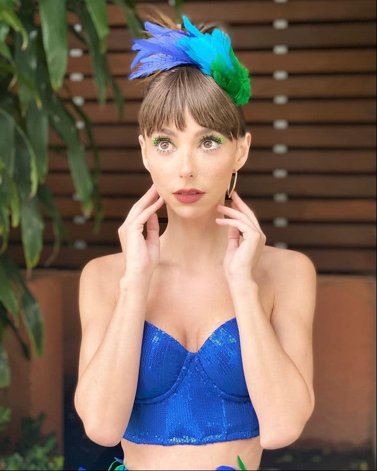 Uno de los looks en los que Natalia lució deslumbrante fue el inspirado en Quetzal, donde lució un bello tocado de plumas, el cual enmarcó el fleco de la coconductora.