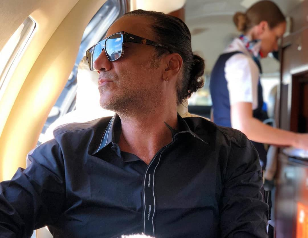 Acusan a Alejandro Fernández de atemorizar a pasajeros de avión con inapropiado comportamiento