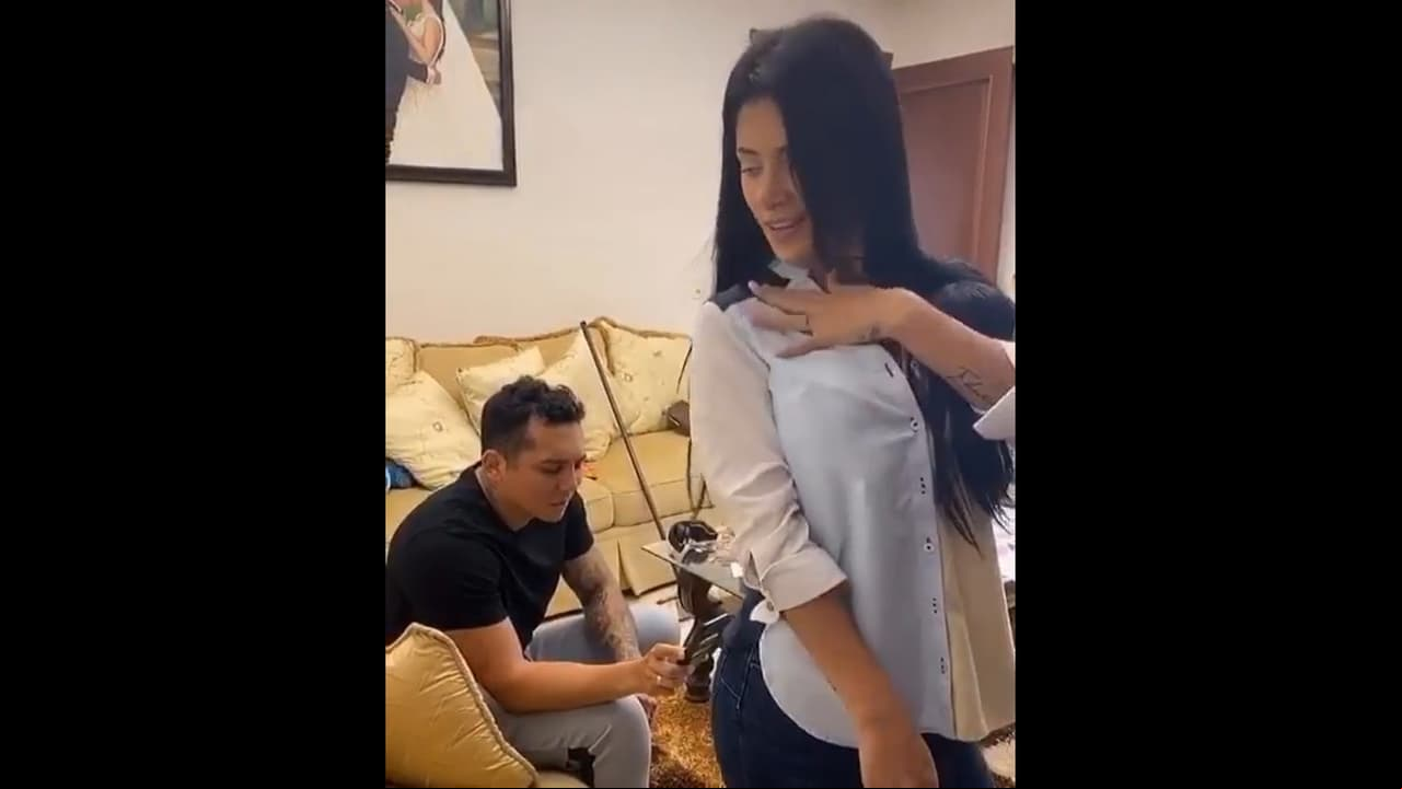 También, cuenta con una televisión y un cuadro de su boda.