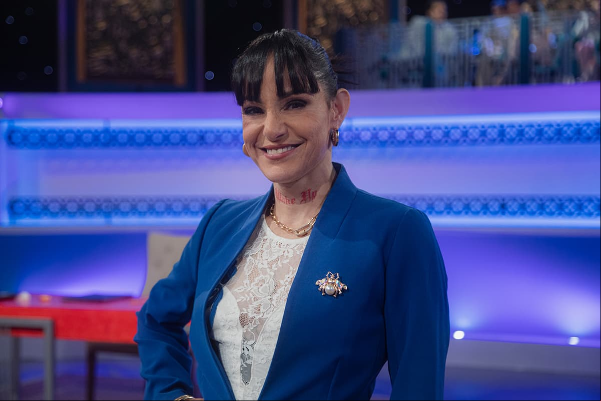 Lolita Cortés apareció con un nuevo look con flequillo para esta nueva edición.