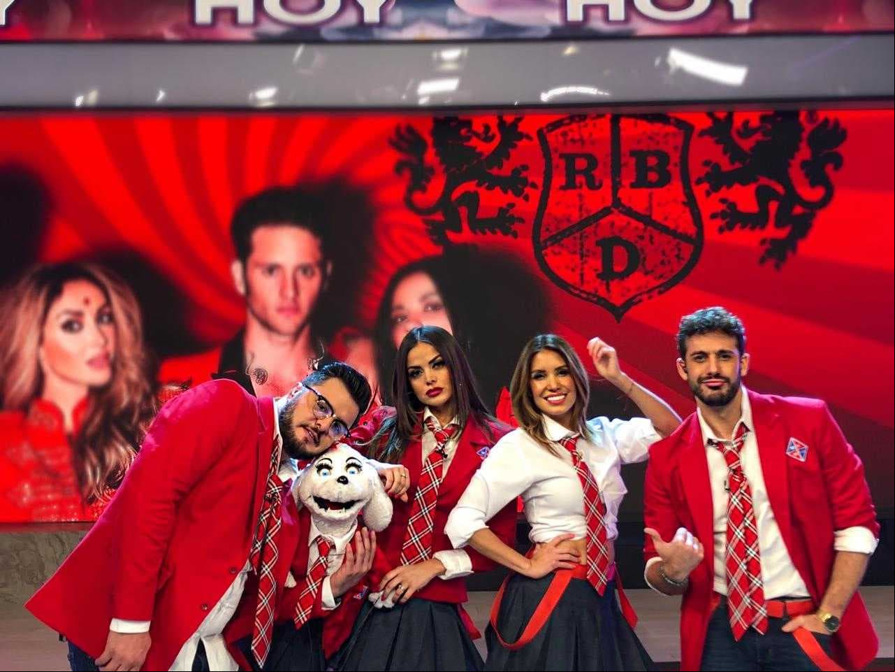 Todo está listo para que este domingo 28 de marzo se lleve a cabo el concierto ‘Ser o parecer’ a las 7:00 de la noche por Las Estrellas, razón por la que los conductores del programa Hoy se vistieron de ‘Rebelde’. A continuación, te compartimos las fotos.