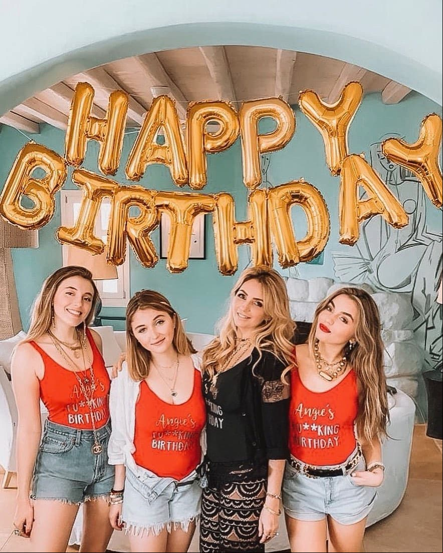 Para el cumpleaños de su madre, Angélica Rivera, Sofía y sus hermanas viajaron a la playa. La joven actriz compartió en sus redes algunas fotografías del festejo en las que mostró lo mucho que creció su cabello.