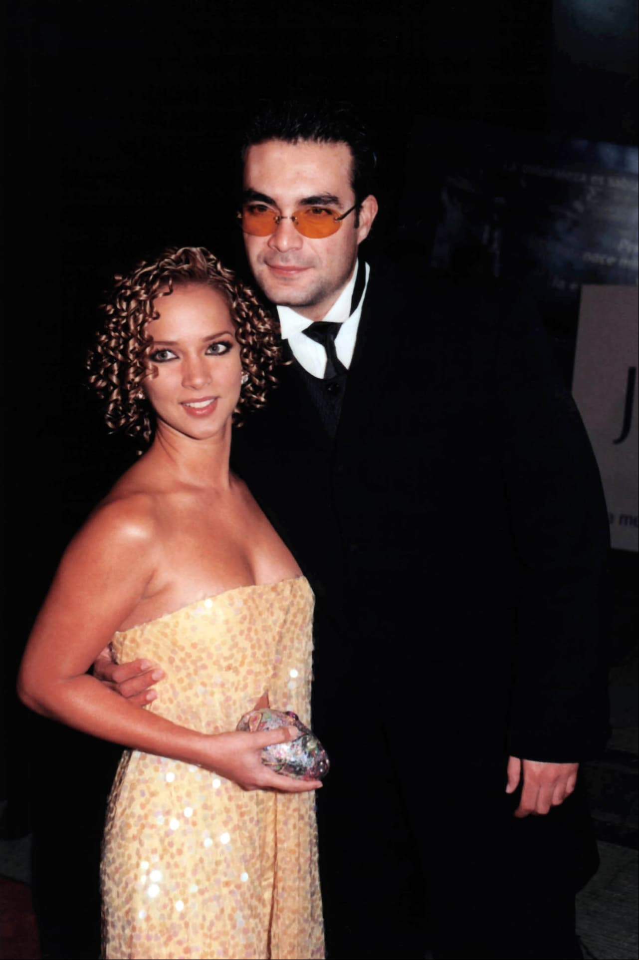 Antes de formar una familia con Toni Costa, Adamari López tuvo una relación amorosa por dos años con Mauricio Islas. Incluso, acudieron juntos a los Premios TVyNovelas de 1998.