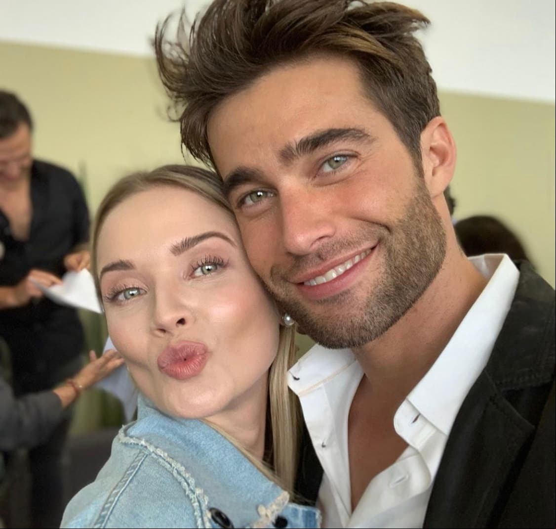 'Héctor', quien es el novio de 'Maribel', interpretada por la actriz venezonala Kimberly Dos Ramos, es un joven y adinerado arquitecto que se verá envuelto en un triángulo amoroso conformado por dos bellas mujeres, su tierna novia y 'Rubí'.