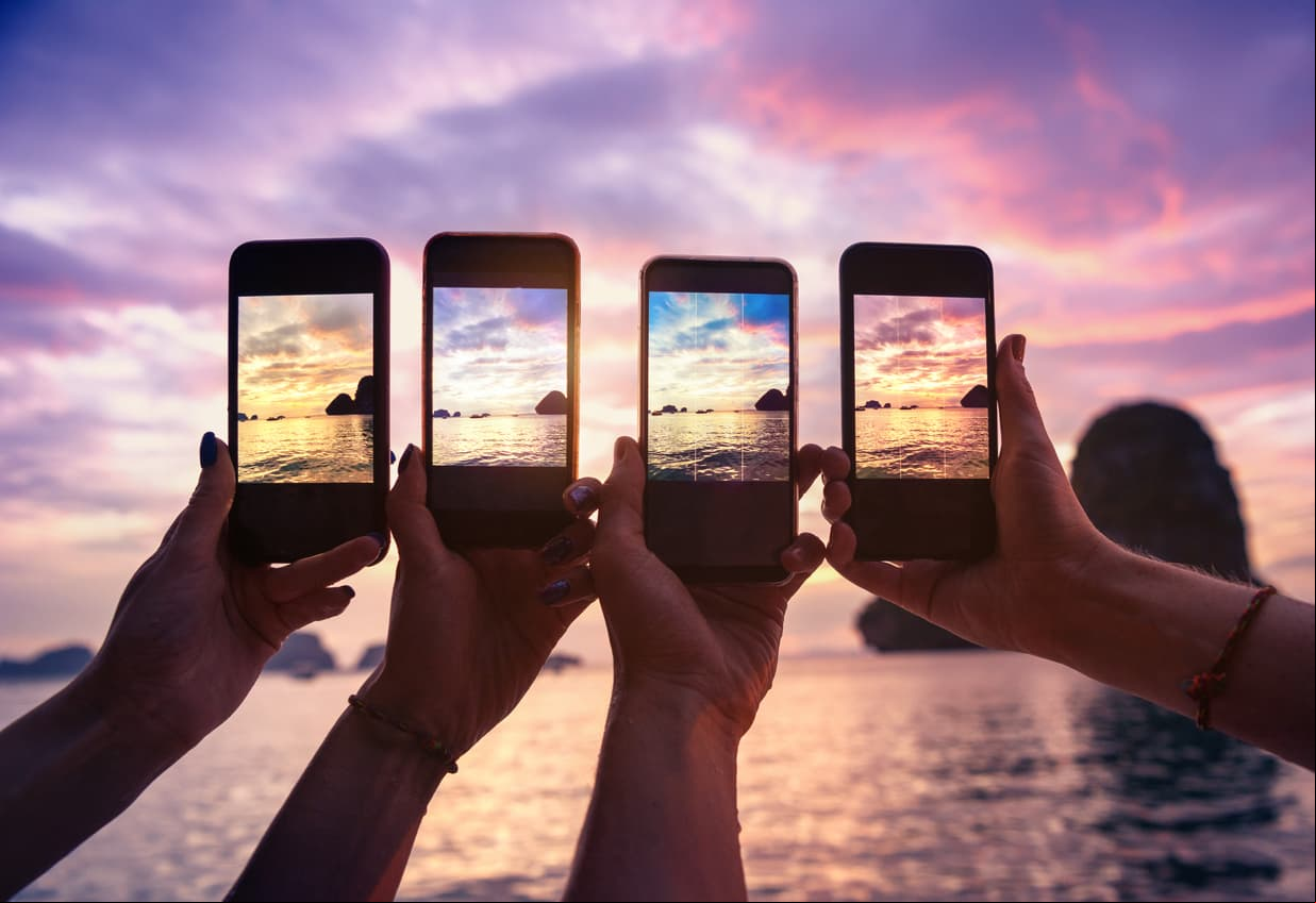 <u>Cursos</u> 
<br>Otras opciones son los cursos donde aprendes muchas actividades, así como en el sitio web Domestika. Si lo tuyo son las redes sociales existe un curso para aprender a tomar fotos con el teléfono celular y así sacar tu lado creativo. 
<br>De igual manera, hay otros cursos para manejar las redes sociales, aprender a dibujar o, incluso, los métodos para lanzar tu propio negocio online.