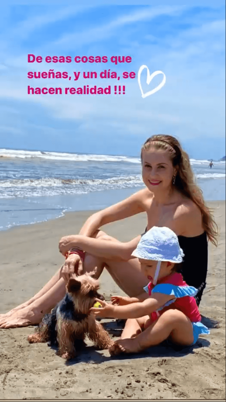 “Tengo muuuuchos años llevando a mis perritas a la playa y pasamos horas jugando con la pelota; siempre se acercaban niñ@s de todas las edades a jugar con ellas y siempre pensaba, un día va a ser mi bebé quien juegue con ellas y hoy estamos aquí, nunca dejen de soñar, ¡¡¡es así como se hacen realidad los sueños!!!”, puntualizó.