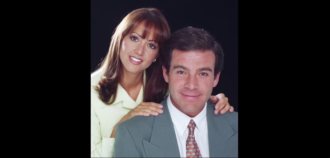 En 1998, la emisión cambió su nombre a ‘Hoy’ y Andrea Legarreta siguió siendo presentadora del programa; al mismo tiempo participó en la telenovela ‘Una luz en el camino’.