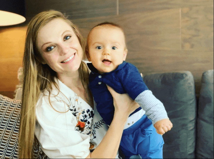 Ana Layevska tuvo a su segundo hijo Santiago en marzo pasado. “En estos tiempos de miedo, incertidumbre, cambio, llegas tú como una promesa de que todo estará bien y que nos esperan tiempos mejores. Bienvenido a este mundo donde seguramente te tocará vivirlo de otra manera, mucho más humana y consciente. 30/03/2020”, detalló.