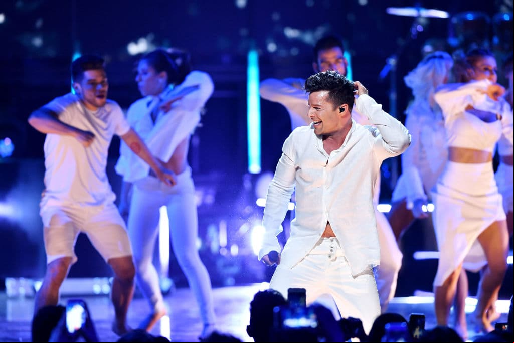 Ricky Martin se encuentra en la décima posición al contar con 12 preseas, de las cuales destacan Excelencia, Máxima Excelencia e Ícono Mundial.