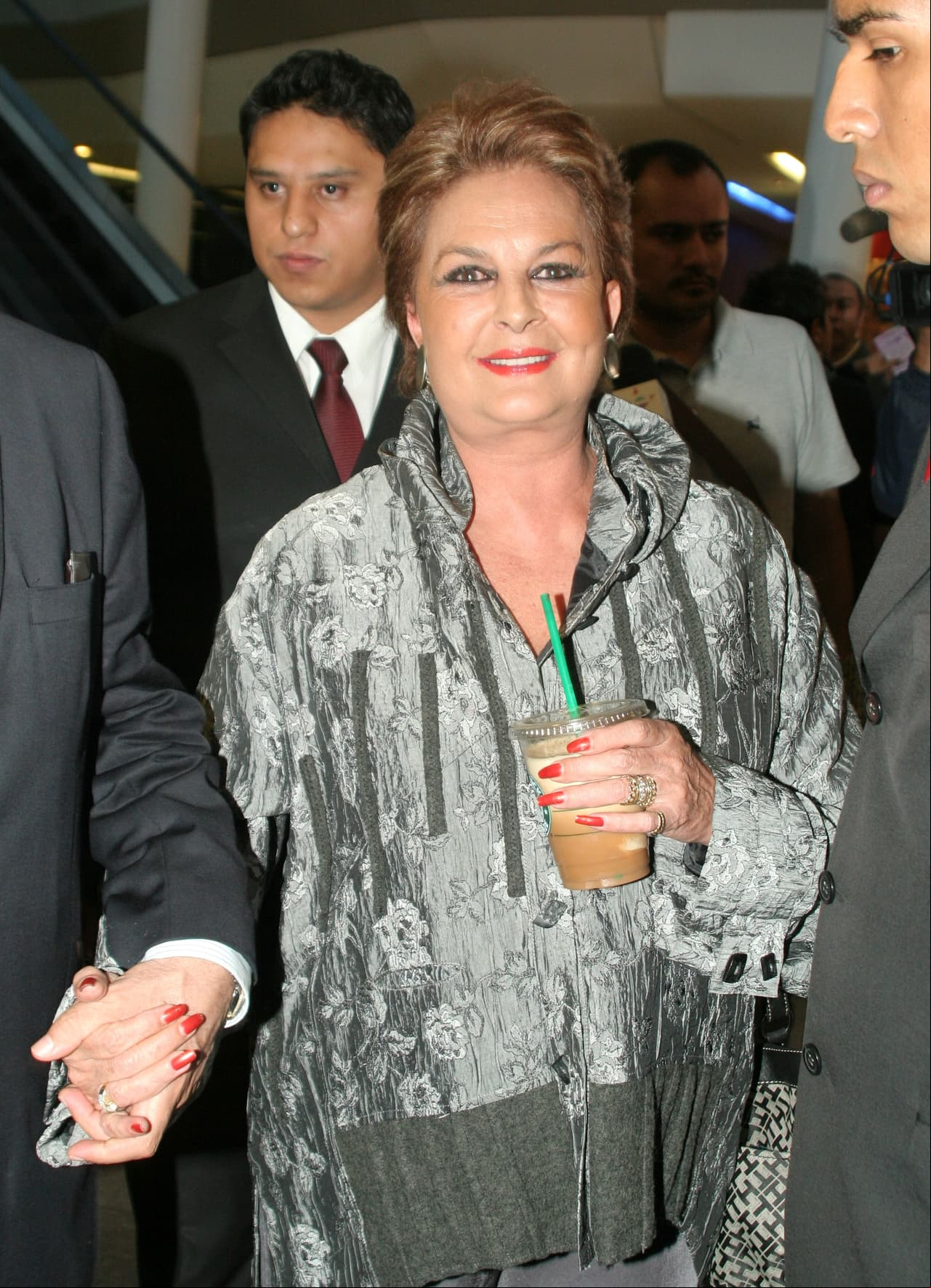 Por su parte, hace un mes, en noviembre de 2020, Talina Fernández, abuela de Paula, reveló a la revista TVyNovelas que Paula se encontraba viviendo con ella. “Paula está viviendo conmigo, ahí va… está estudiando la prepa, se la dejaron de pagar en Cuernavaca y yo le estoy pagando la prepa abierta. Estoy viendo que se prepare porque tiene muchos años por delante y estos son para conquistarlos".