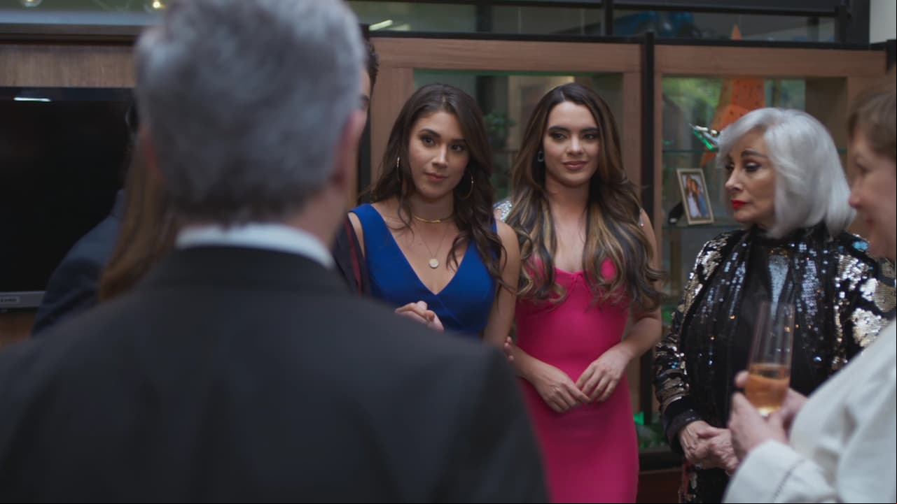Para un evento familiar, una vez más 'Julieta' llevó su estilo, pero lo importante fue el color que eligió; rosa mexicano. Los colores llamativos como el rojo, el ginda y los azules siempre fueron sus aliados para resaltar y llamar la atención.