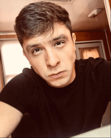 ¿Qué te gusta actuar más? ¿Besos apasionados o sabrosas cachetadas? “Nunca me han tocado sabrosas cachetadas, así que me quedo con besos apasionados”.