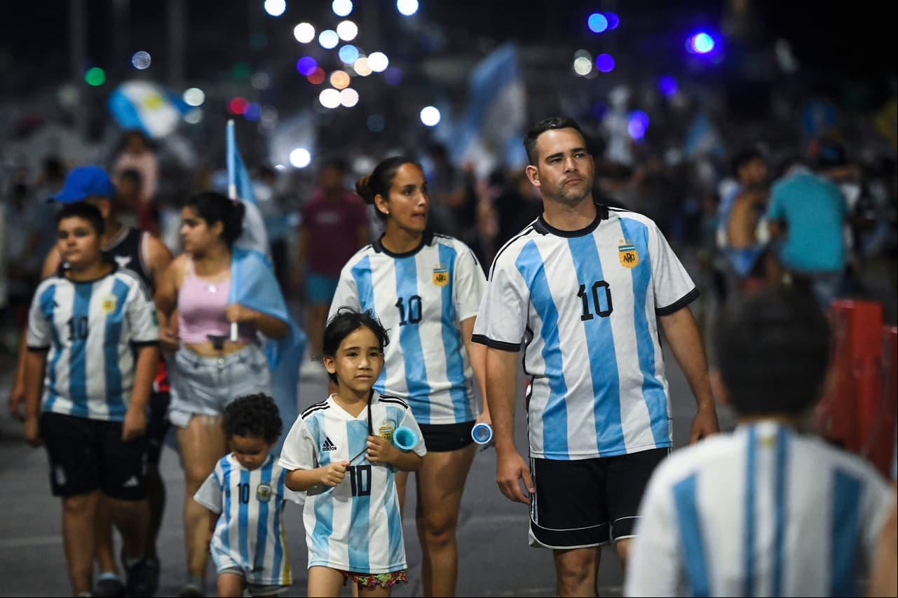 Festejos de la selección argentina en Buenos Aires tras ganar el Mundial Qatar 2022.
