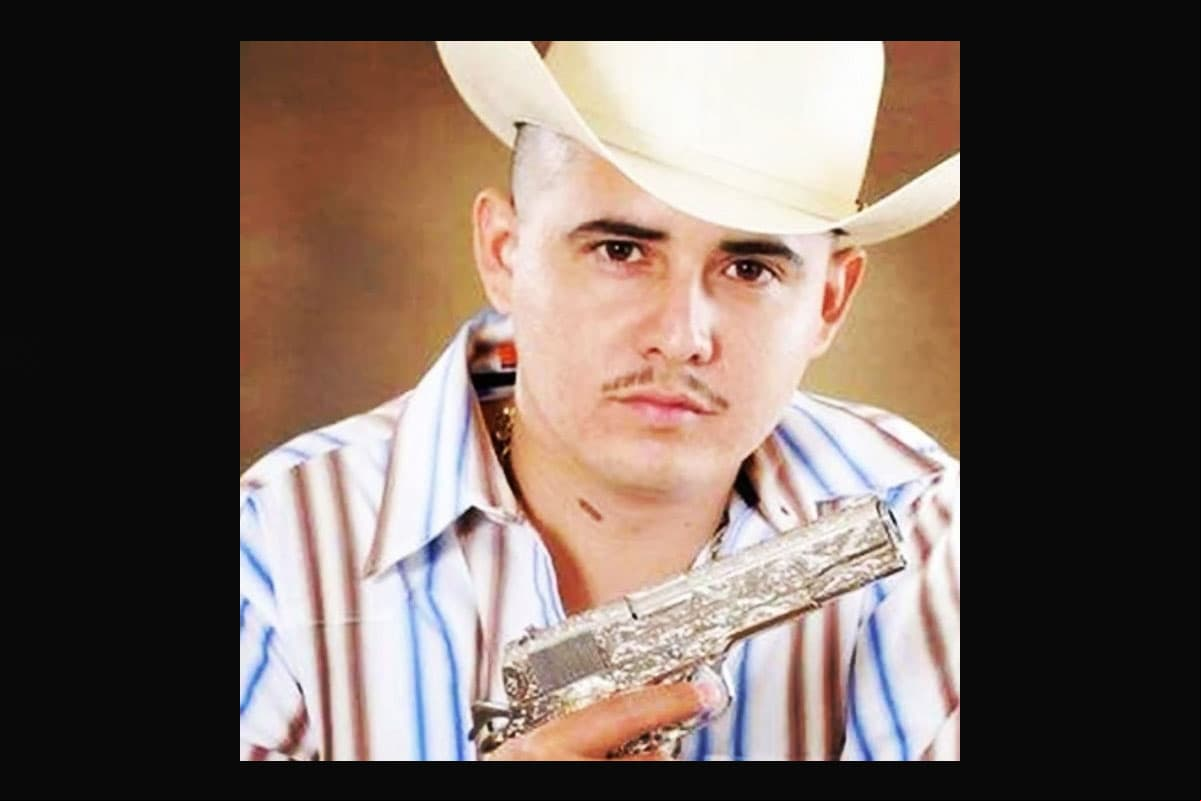Diego Rivas, "El Comander". Mientras el cantante estaba reunido con varias personas en una casa ubicada en Culiacán, Sinaloa en la madrugada del 14 de noviembre de 2011, un grupo irrumpió el domicilio disparándole a todos los que se encontraban ahí.