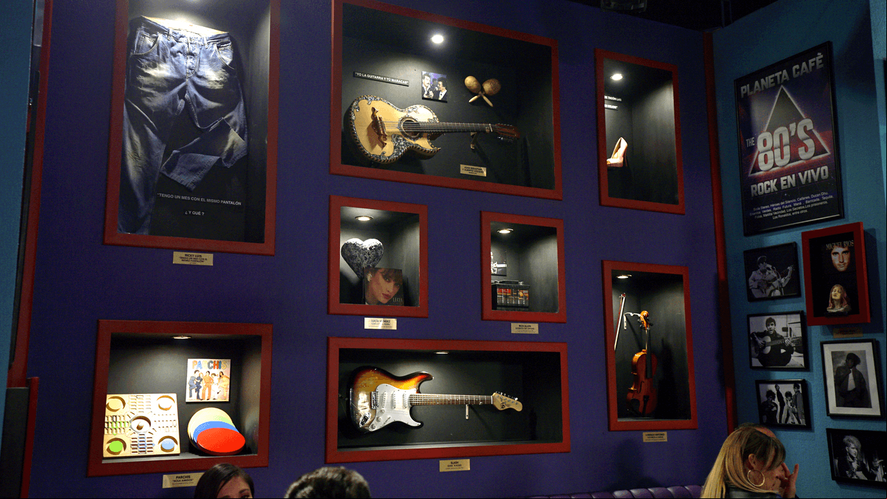 El lugar está ambientado con todo tipo de objetos curiosos de los años 80's como el corazón de piedra de Lucía Méndez o el violín de Lorenzo Antonio.