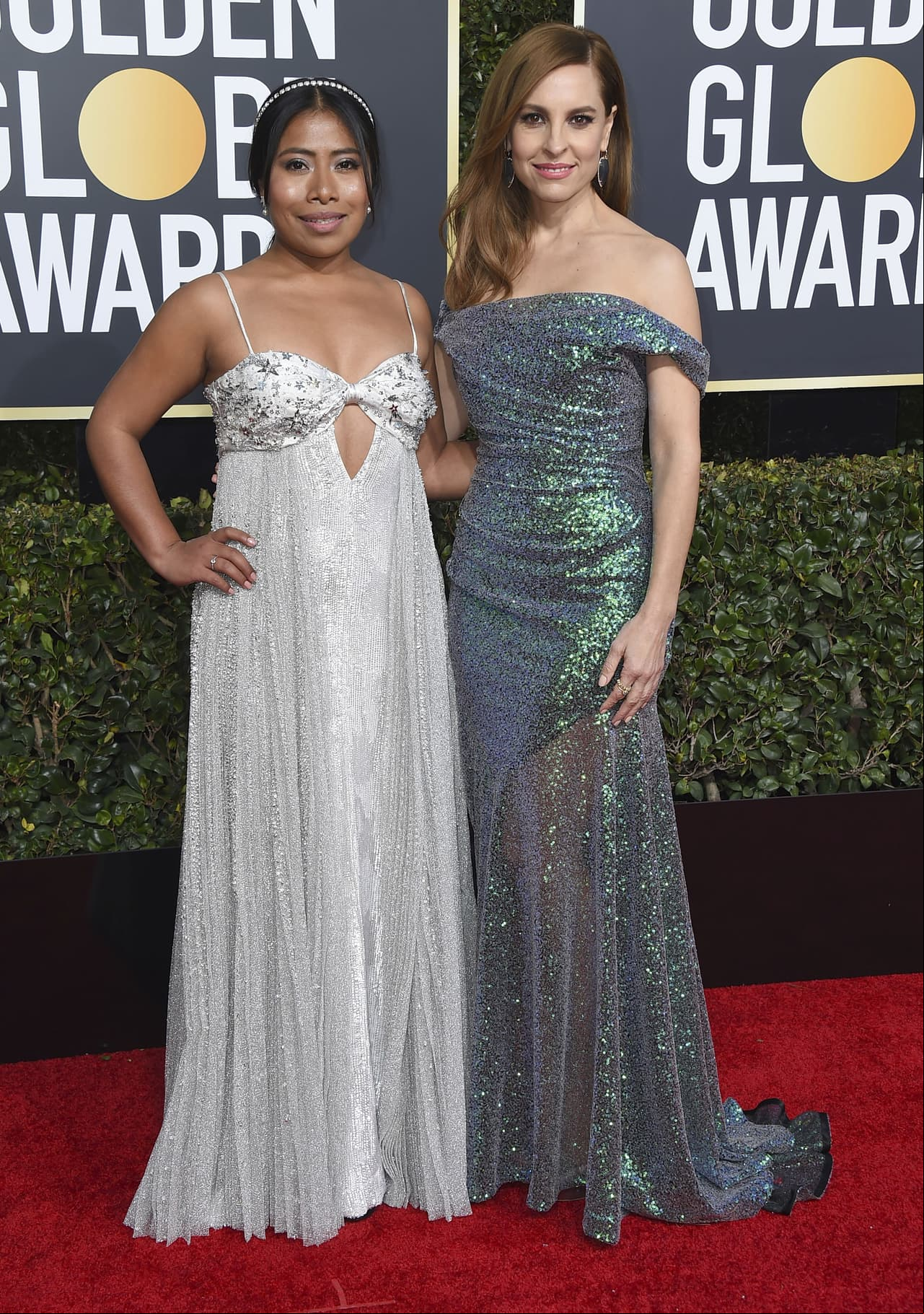 Para los Globos de Oro, la nominada al Oscar lució un vestido firmado por Miu Miu con destellos plateados.
